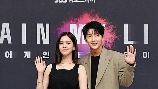 [Throwback] Kim Ji-eun and Lee Joon-gi Stun in a Gorgeous Couple Shot