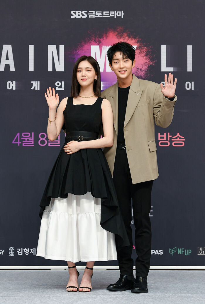 [Throwback] Kim Ji-eun and Lee Joon-gi Stun in a Gorgeous Couple Shot