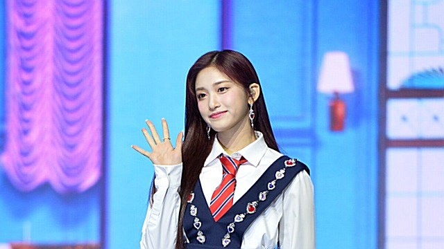 [Throwback] LEESEO of IVE Flashes an Adorable Wave