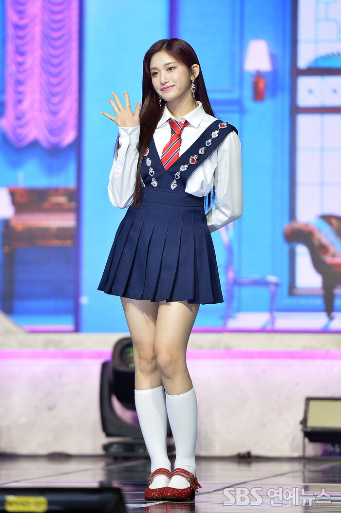 [Throwback] LEESEO of IVE Flashes an Adorable Wave