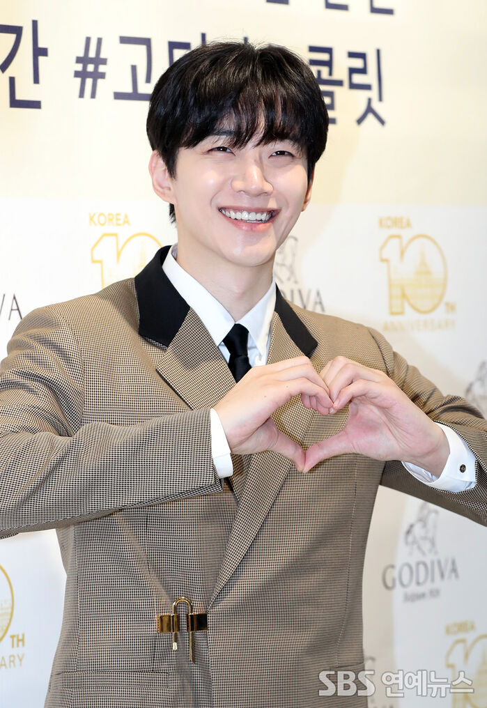 [Throwback] JUNHO Serves Sweetheart Vibes With a Heart Pose