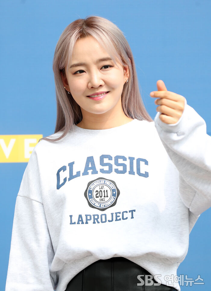 [Throwback] YOUNHA Shares a Classic Heart Pose