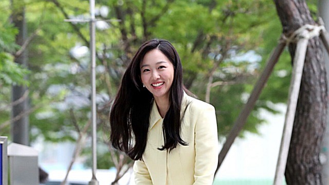 [Throwback] Jin Ki-joo Arrives at MBC With a Lovely Smile