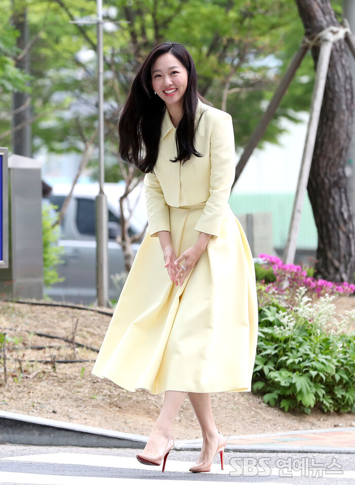 [Throwback] Jin Ki-joo Arrives at MBC With a Lovely Smile