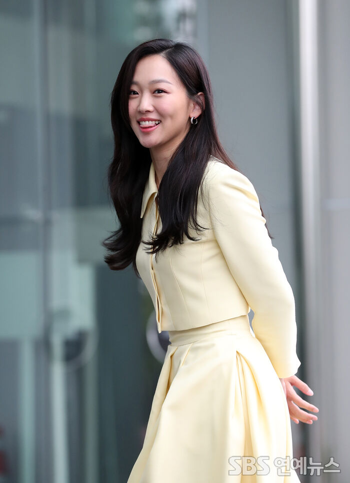 [Throwback] Jin Ki-joo Lights Up the Room With a Lovely Smile