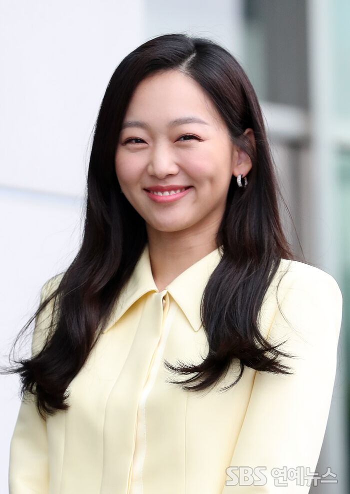 [Throwback] Jin Ki-joo’s Adorable Dimples Steal the Shot