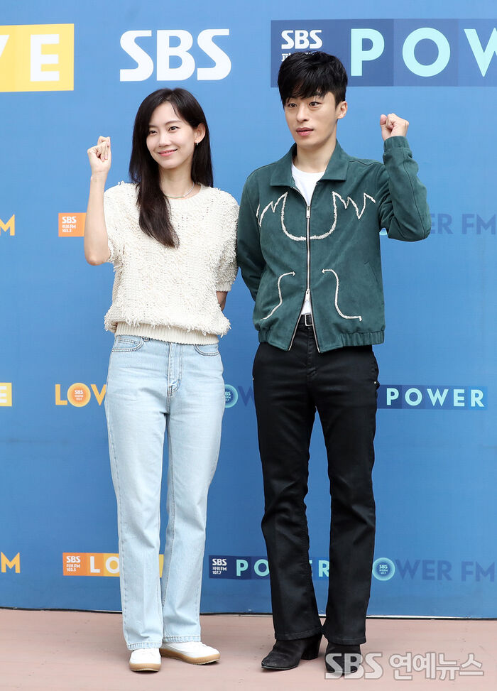 [Throwback] Shin Hyun-been And Koo Kyohwan Flash A Cute ‘Fighting’ Pose At SBS