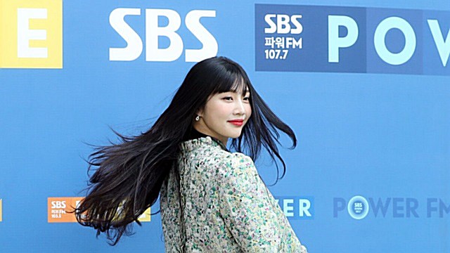 [Throwback] Red Velvet’s JOY Turns Heads With One Backward Glance