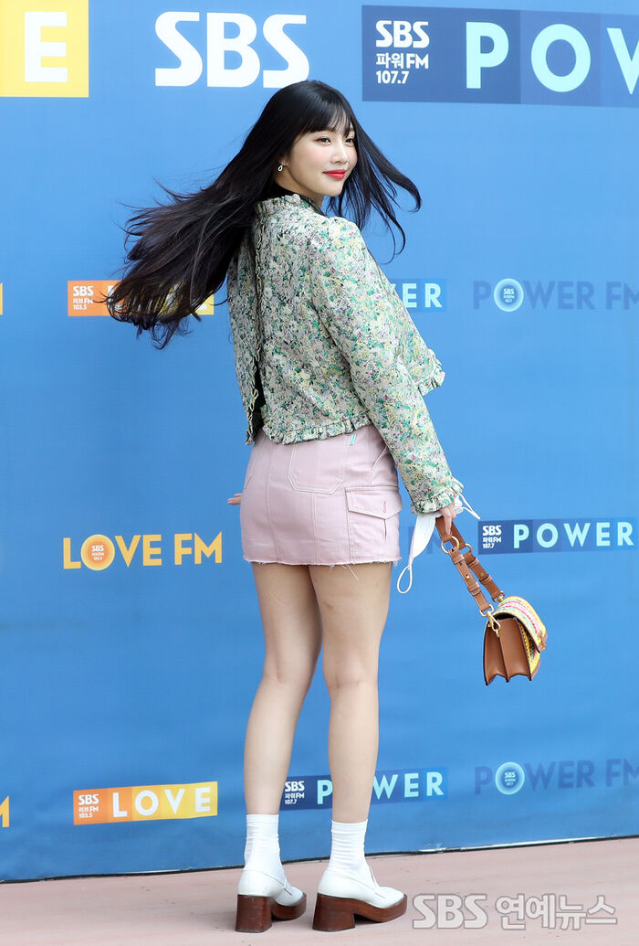 [Throwback] Red Velvet’s JOY Turns Heads With One Backward Glance