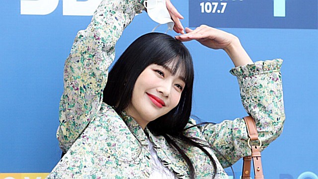 [Throwback] Red Velvet’s JOY Blooms With a Heart Pose