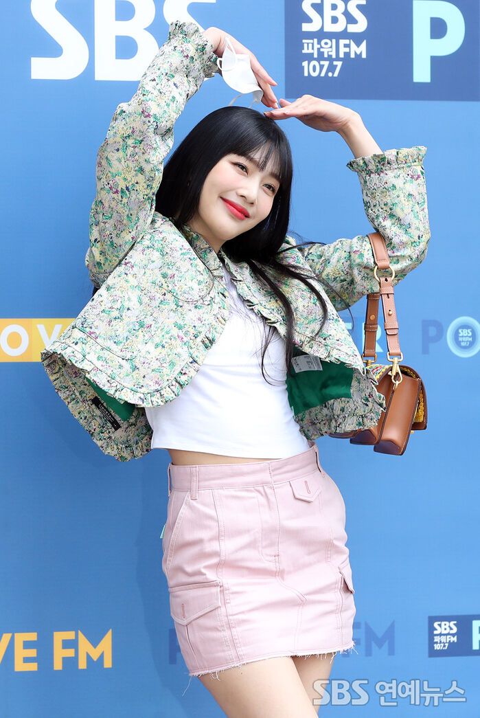 [Throwback] Red Velvet’s JOY Blooms With a Heart Pose