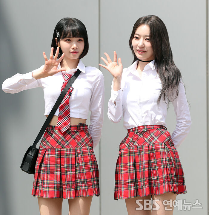 LE SSERAFIM’s Kim Chaewon and Sakura