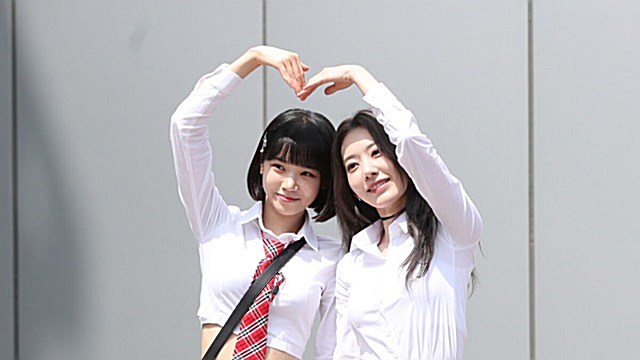 [Throwback] LE SSERAFIM’s KIM CHAEWON and MIYAWAKI SAKURA Glow Like Spring Blossoms