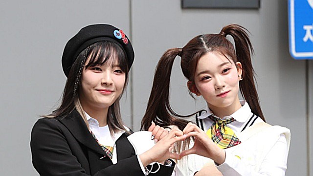 [Throwback] Billlie’s MOON SUA and TSUKI Flash Heart Hands in Adorable Arrival