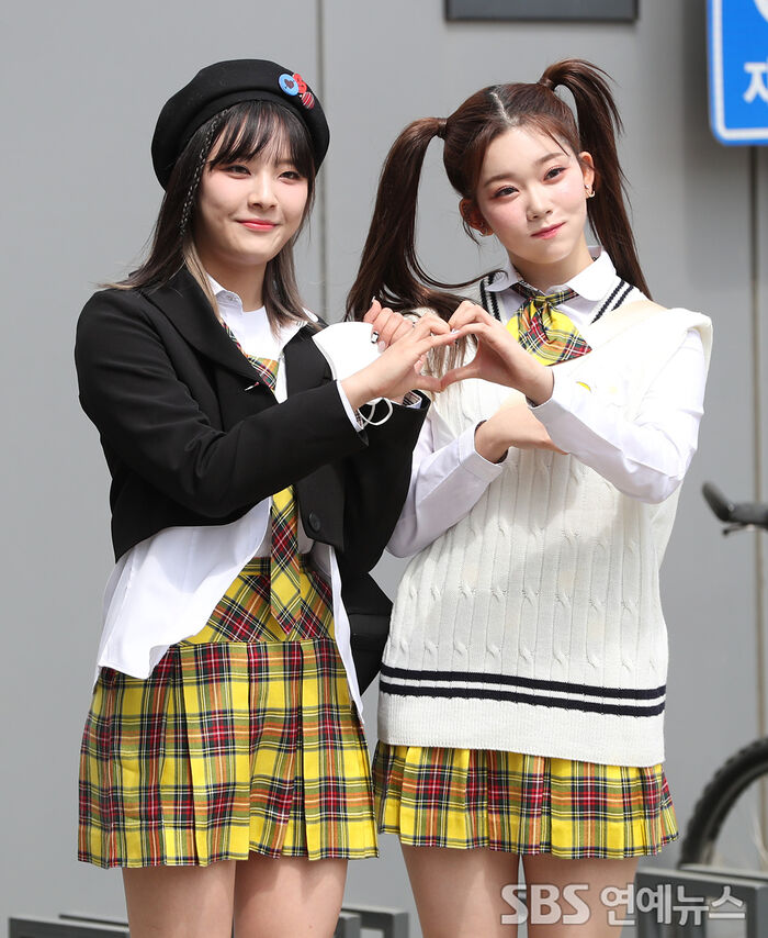 [Throwback] Billlie’s MOON SUA and TSUKI Flash Heart Hands in Adorable Arrival