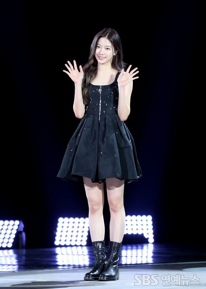 [Throwback] KAZUHA of LE SSERAFIM Sparkles at ‘Fearless’ Debut Showcase