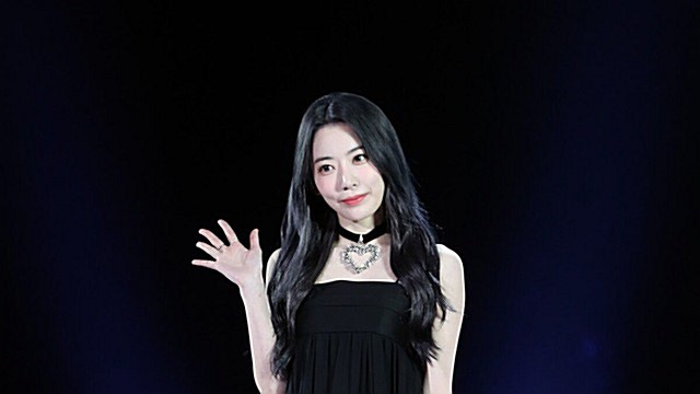 [Throwback] MIYAWAKI SAKURA Shines at LE SSERAFIM's 'Fearless' Launch