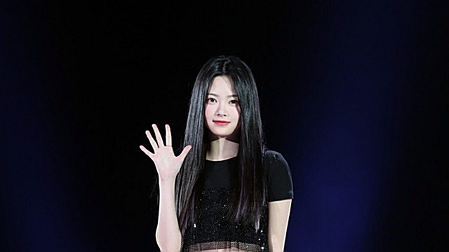 [Throwback] HONG EUNCHAE Owns Her 'Baby of the Group' Moment