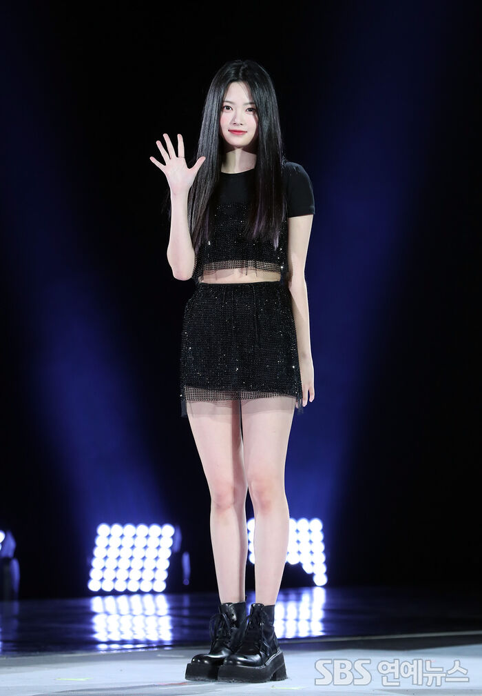 [Throwback] HONG EUNCHAE Owns Her 'Baby of the Group' Moment