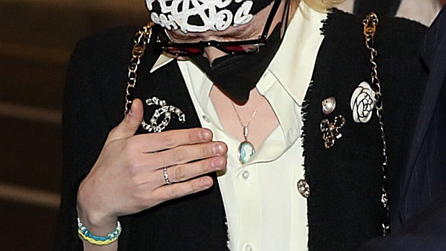 [E포토] 지드래곤, '플래시 세례에 두 눈 질끈'