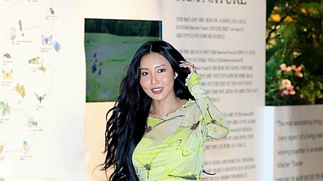 [Throwback] HWASA Makes a Radiant Entrance