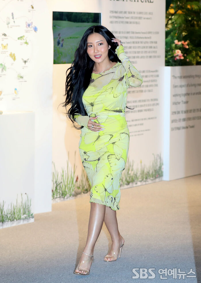 [Throwback] HWASA Makes a Radiant Entrance