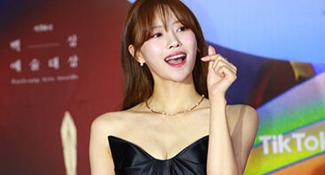 [Throwback] Lee Mi-joo Stuns on the Baeksang Red Carpet, Eyes Top Variety Prize
