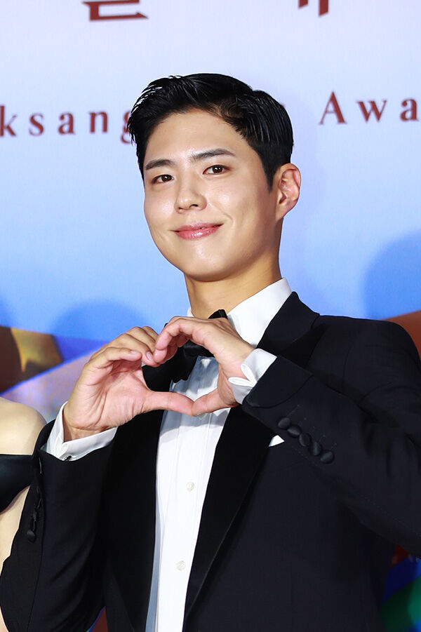 [Throwback] PARK BOGUM Makes First Post-Military Red Carpet Appearance