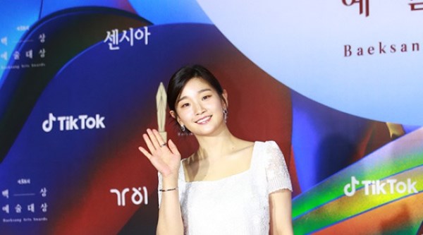 [Throwback] Park So-Dam Stuns in a Snow-White Gown