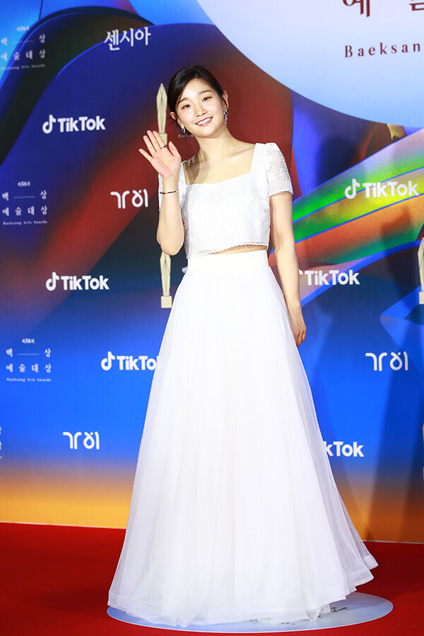 [Throwback] Park So-Dam Stuns in a Snow-White Gown