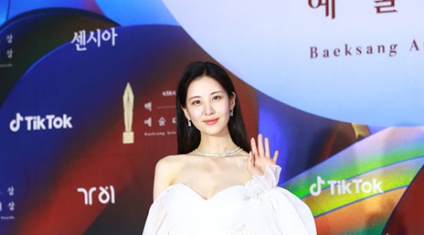 [Throwback] SEOHYUN Stuns in an Elegant Off-the-Shoulder Gown