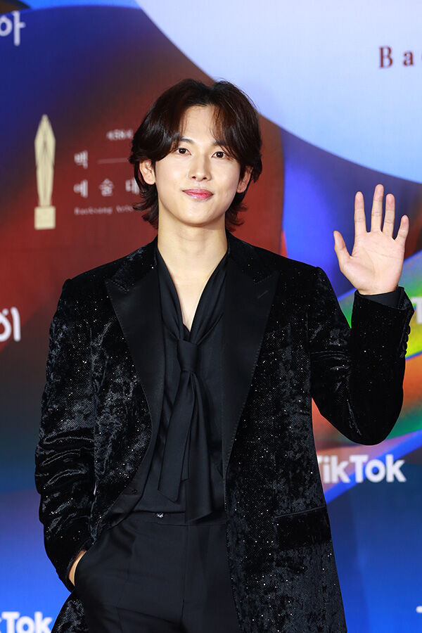 [Throwback] Yim Siwan Keeps Leveling Up His Red Carpet Style