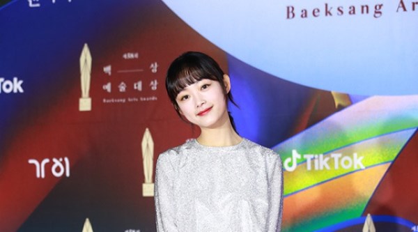 [Throwback] Lee Youmi Lights Up the Baeksang Red Carpet