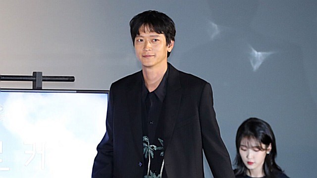 [Throwback] Gang Dongwon Serves Timeless Leading-Man Looks