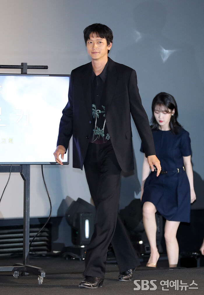 [Throwback] Gang Dongwon Serves Timeless Leading-Man Looks