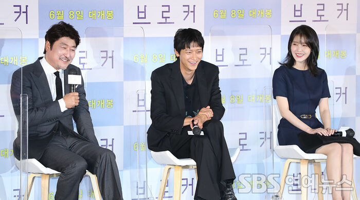 [Throwback] Song Kang-ho, Gang Dongwon and IU Light Up the ‘Broker’ Press Event