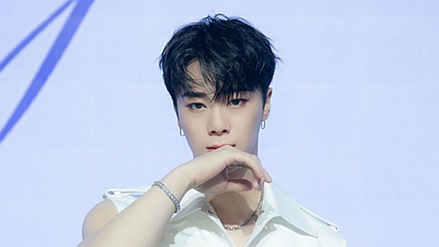 [E포토] 아스트로 문빈, '닦아도 남아있는 잘생김'