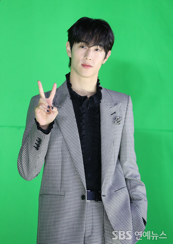 [Throwback] MARK TUAN Of GOT7 Steals The Spotlight With A Simple V Sign