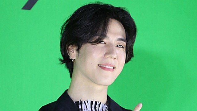 [Throwback] GOT7's YUGYEOM Shows Off an Adorable Youngest-Member Pose