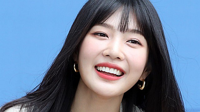 [Throwback] Red Velvet’s JOY Lights Up With an Irresistible Smile