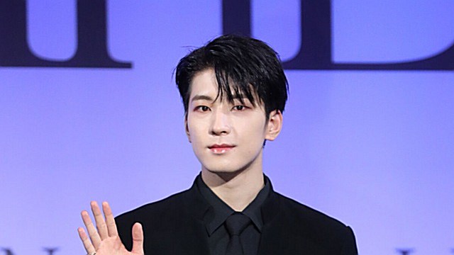 [Throwback] SEVENTEEN’s WONWOO Oozes Charisma With Just a Wave