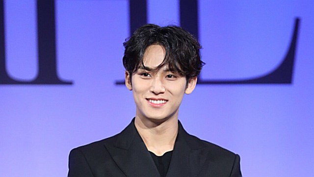 [Throwback] SEVENTEEN’s MINGYU Flashes a Heart-Melting Smile