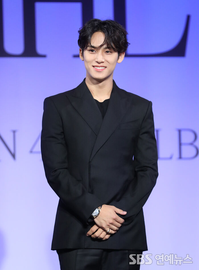 [Throwback] SEVENTEEN’s MINGYU Flashes a Heart-Melting Smile