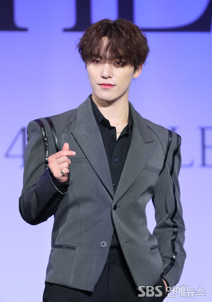 [Throwback] SEVENTEEN’s DINO Serves a Fierce Gaze at ‘Face the Sun’ Presser