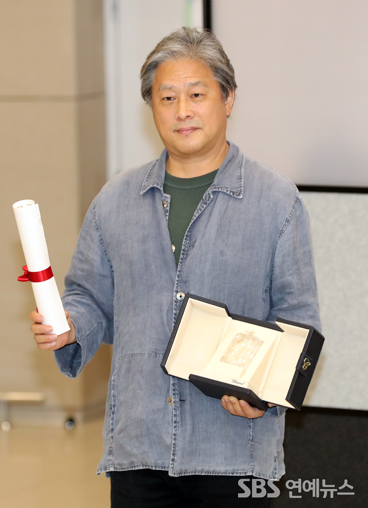 [E포토] 박찬욱 감독, '세 번째 칸 트로피 들고'