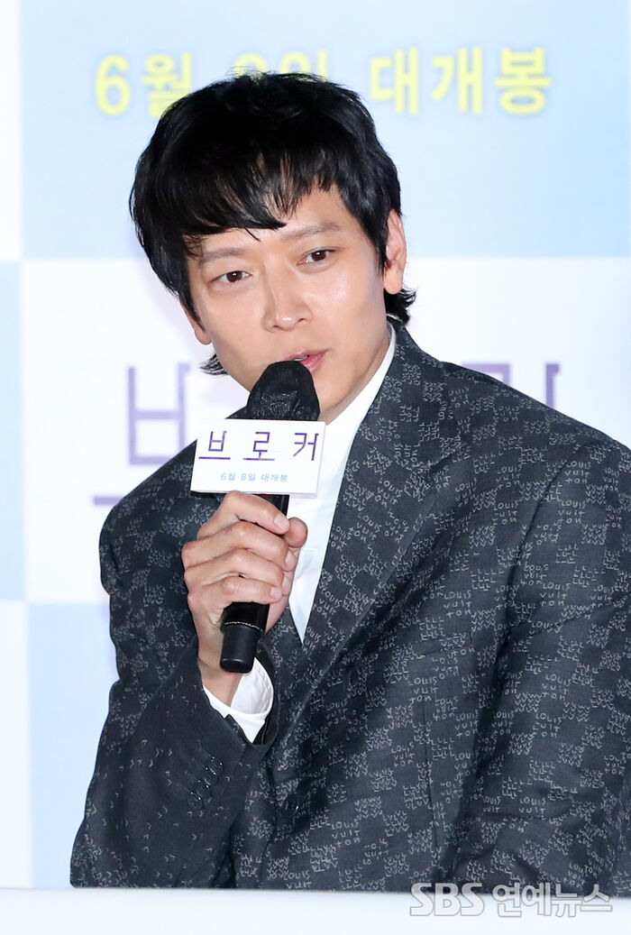 [Throwback] Gang Dongwon Greets Fans at Broker Press Screening