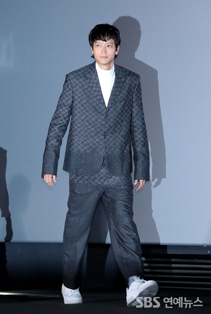 [Throwback] Gang Dongwon Dazzles With Movie-Star Looks