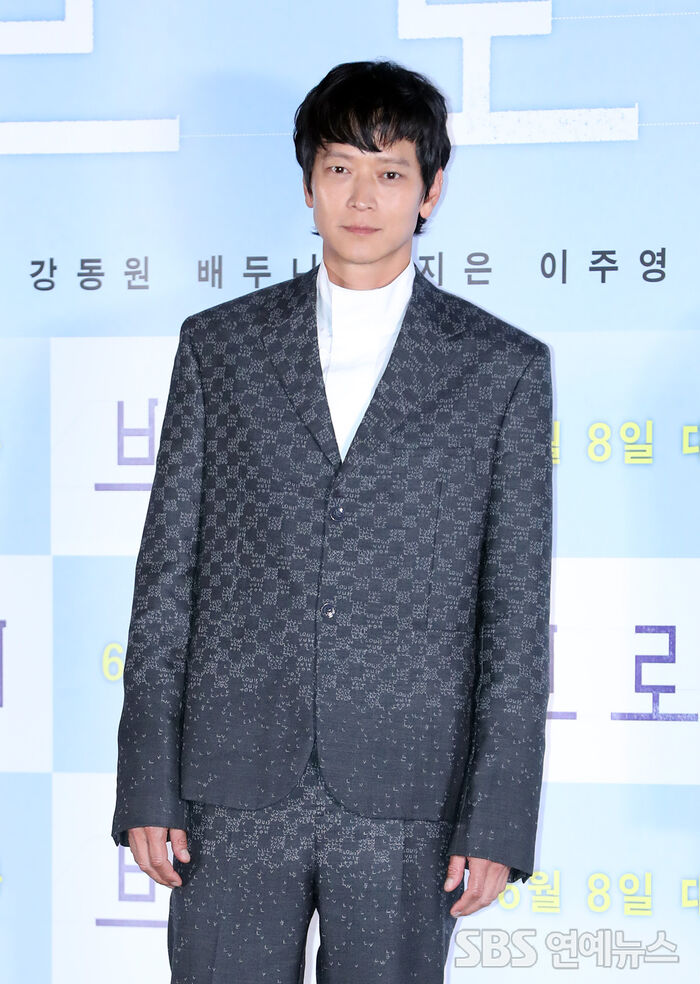 [Throwback] Gang Dongwon Dazzles With Sparkling Doe Eyes