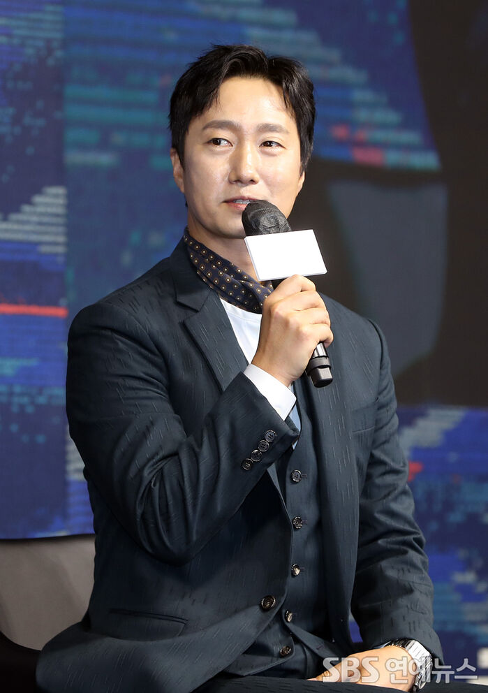 [Throwback] Park Hae-il Channels a Detective in 'Decision to Leave'
