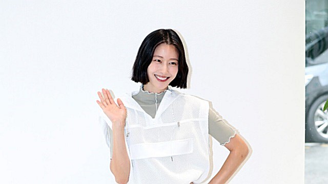 [Throwback] Lee Hyun-yi Goes Sporty-Chic at a Seoul Photo Call